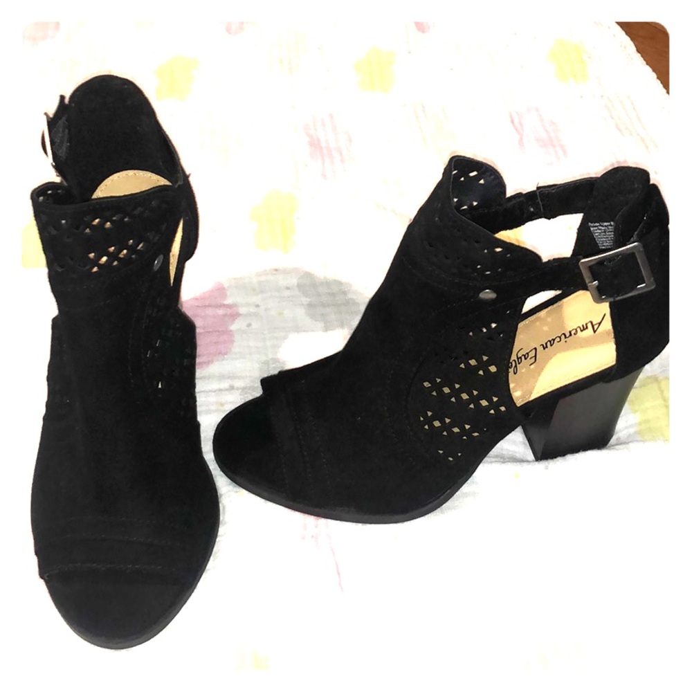 American eagle heel shoes. NEVER worn, little big.